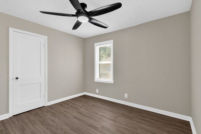 Building Photo - 1059 Lawrence Dr