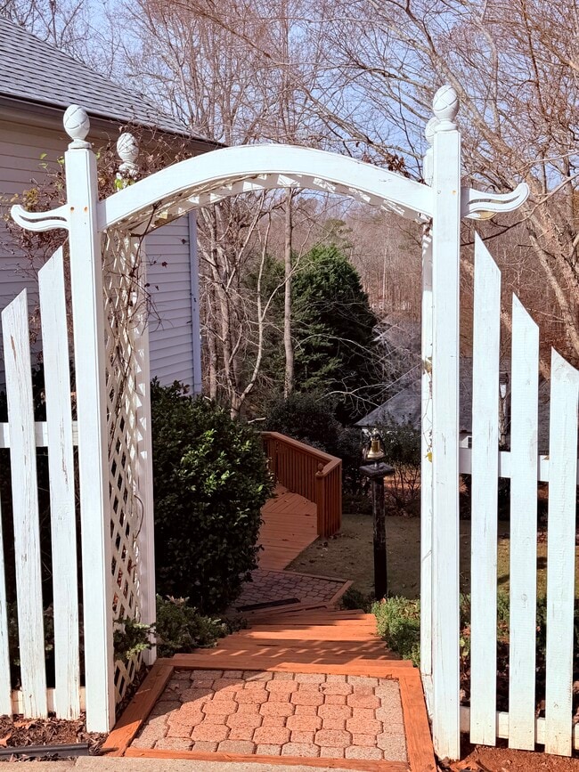 Arbor Entrance - 7218 Timber Trl