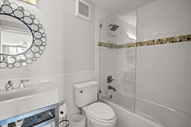 Foto del edificio - La Mer Condo