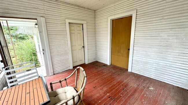 Foto del edificio - Charming 3-Bed, 2-Bath Home with Bonus Storage!