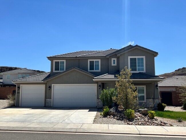 Building Photo - 3354 E Holly Dr