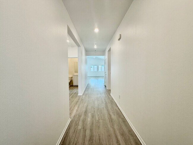 Foto del edificio - Cul-de-Sac Living in Sagewood | 4 Bed Home with INCLUDED Solar & RV Parking