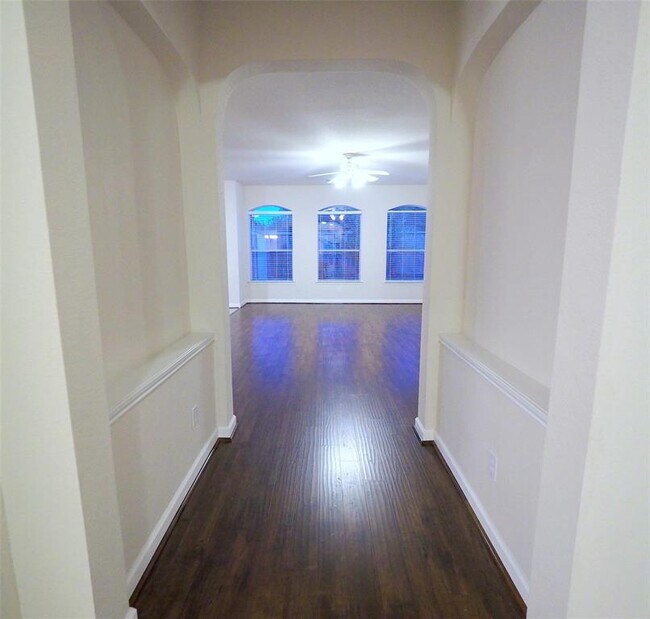 Building Photo - 407 Livingstone Ln
