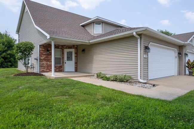 Building Photo - Huge 3 Bedroom, 2 Bath Town Home in SW Col...