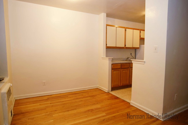 Building Photo - 1545 Rhinelander Ave