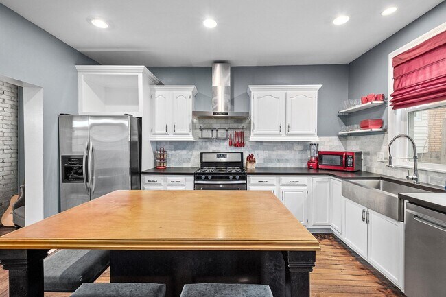 Building Photo - Updated 4 bedroom on quiet street in Beech...