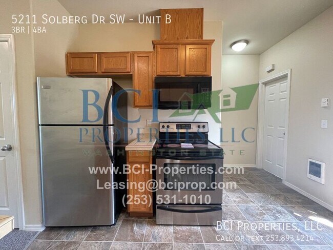 Foto del edificio - Must See Townhome! 3 Bed 3.5 Bath In Lakew...