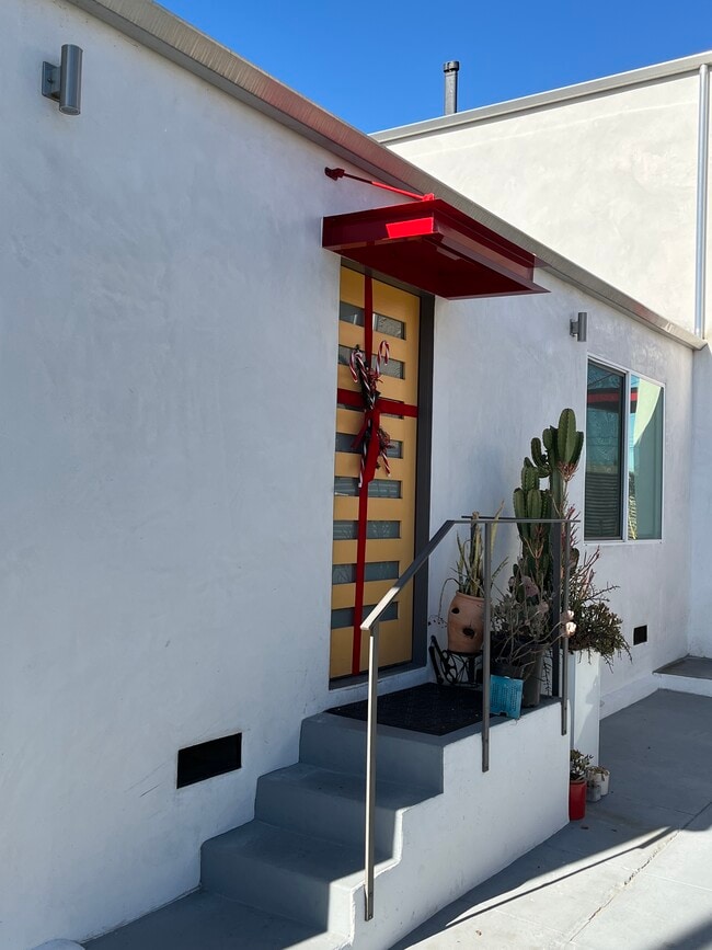 Entry apartment - 4415 Exposition Blvd
