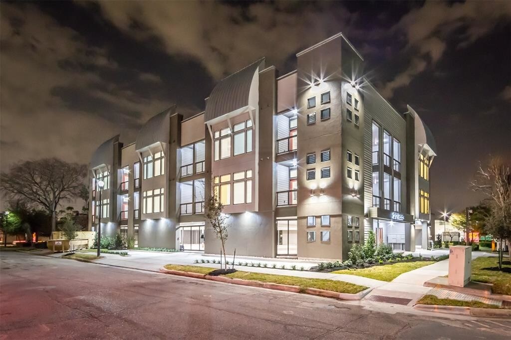 Foto principal - 2727 Brazos St