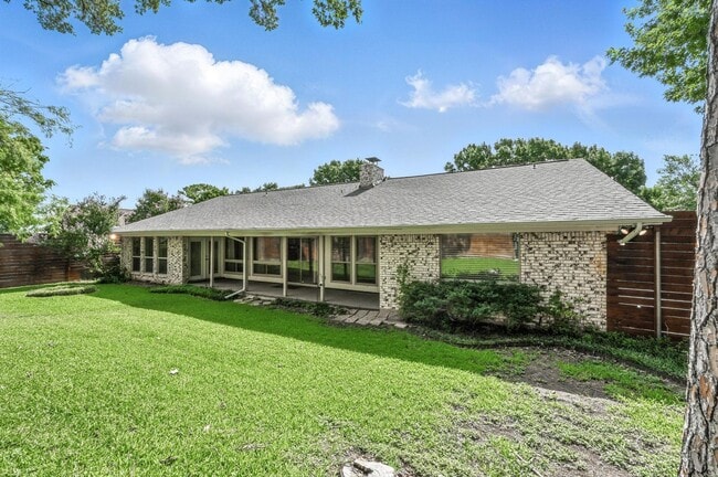 Building Photo - Stately 4-Bedroom Estate Home in Prestigio...