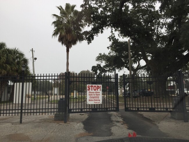 Building Photo - 3 Bedroom Gulfport Townhouse