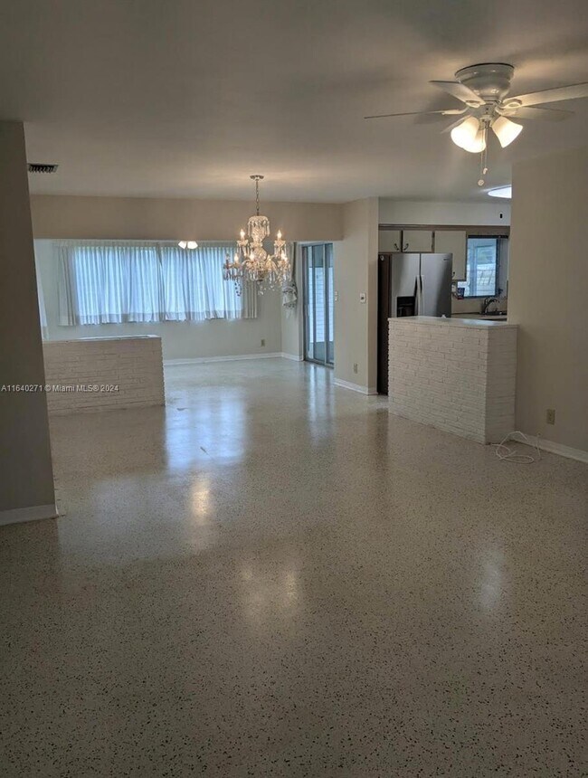 Foto del edificio - 1018 NE 8th St