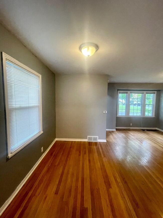 Building Photo - 151 Eastmoreland Dr
