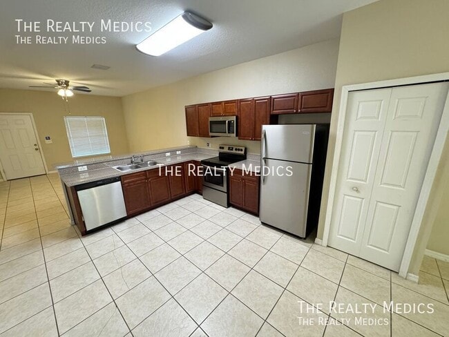 Building Photo - 548 Albatross Dr