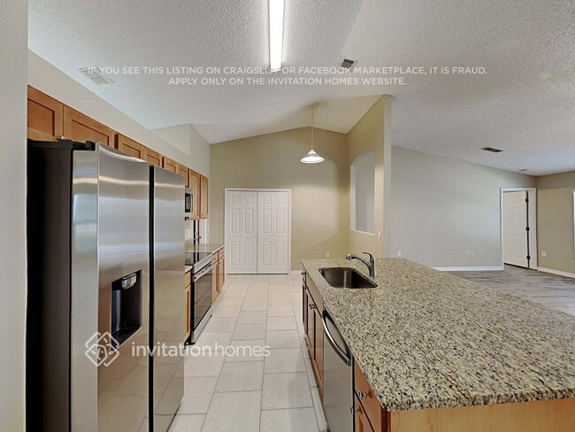 Building Photo - 2029 Needle Palm Dr