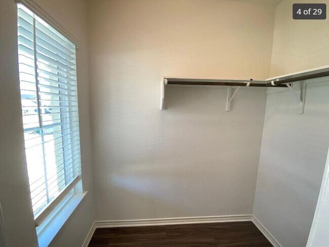 Foto del edificio - 9315 Looksee Ln