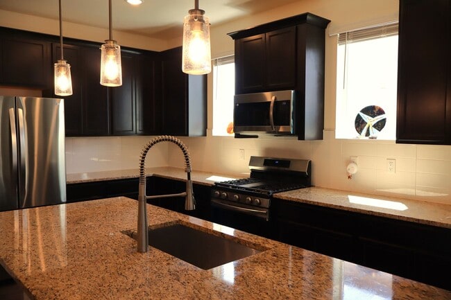 Foto del edificio - Elegant 3BR Townhome | Short-Term Lease