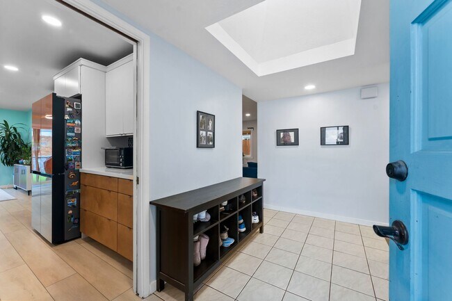 Building Photo - SPACIOUS 4 BEDROOM/2 BATHROOM HOME FOR REN...