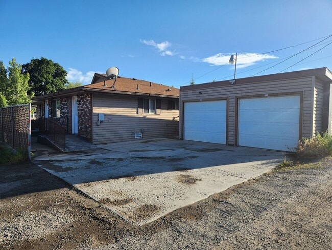 Building Photo - Cute 2 Bedroom 1 Bathroom Near Northtown Mall