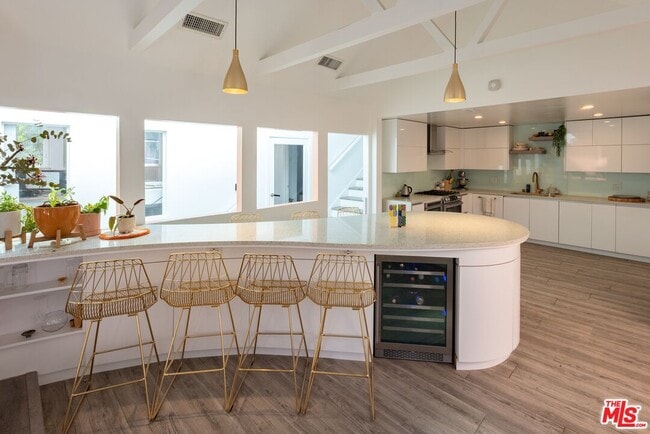 Building Photo - 6835 Pacific View Dr