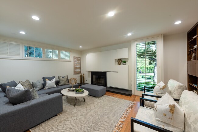 Building Photo - 3843 Longridge Ave