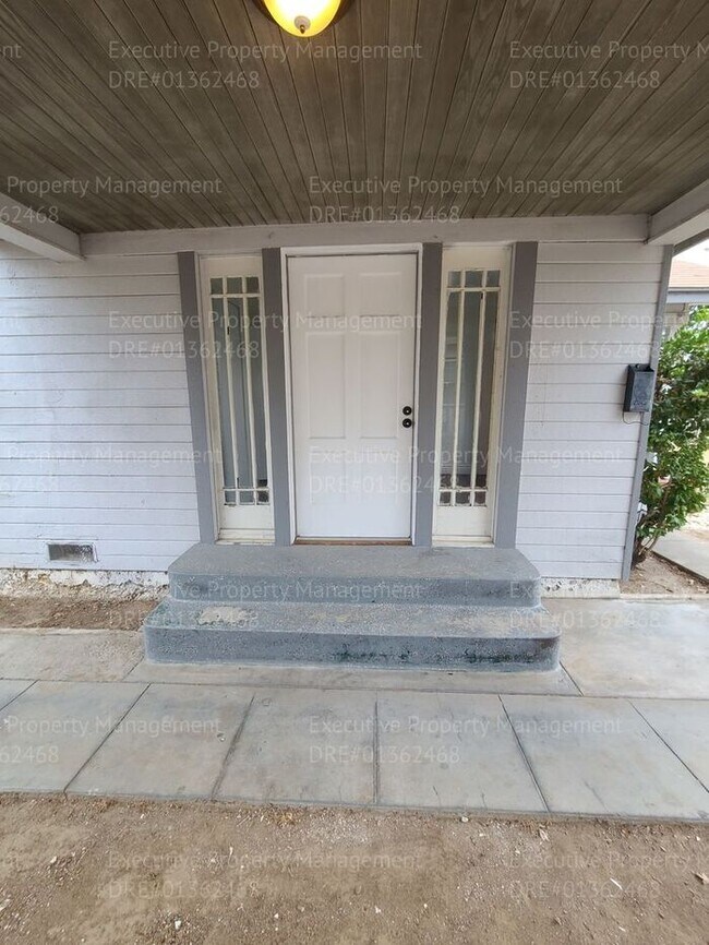 Foto del edificio - 3 bedroom/ 2 bathroom house located in East Bakersfield near a hospital and an elementary school.