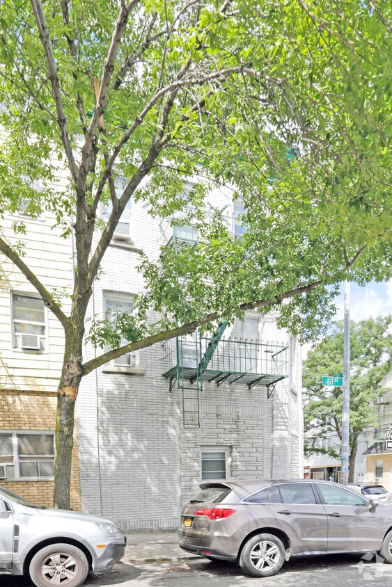 Foto del edificio - 56-30 61st St