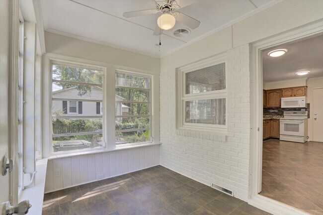 Foto del edificio - 121 Marshdale Ave SW