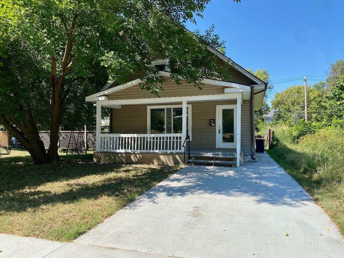 Foto principal - Beautifully Updated 4 Bed 2 Bath Home!