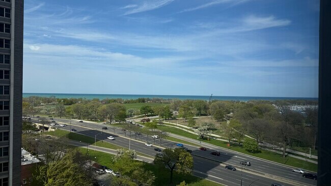 Foto del edificio - 4250 N Marine Dr