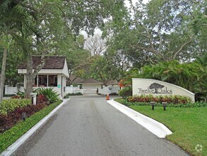 Building Photo - 11370 12 Oaks Way
