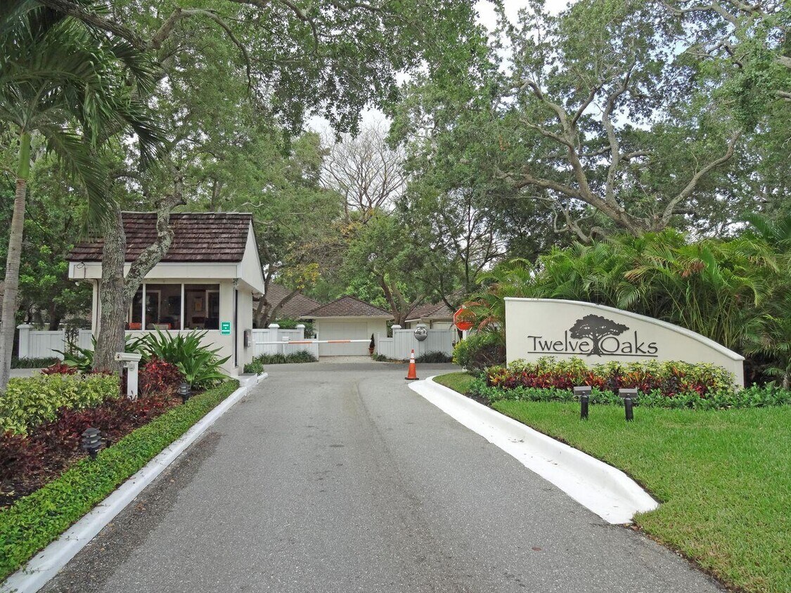 Foto principal - 11370 12 Oaks Way