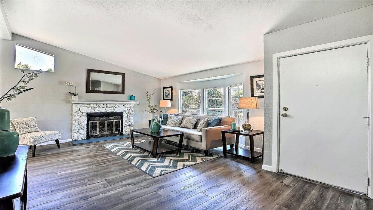 Foto principal - 1090 Walnut Woods Ct