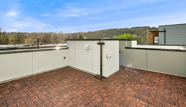 Building Photo - Contemporary 2-Bed Townhome with Rooftop D...