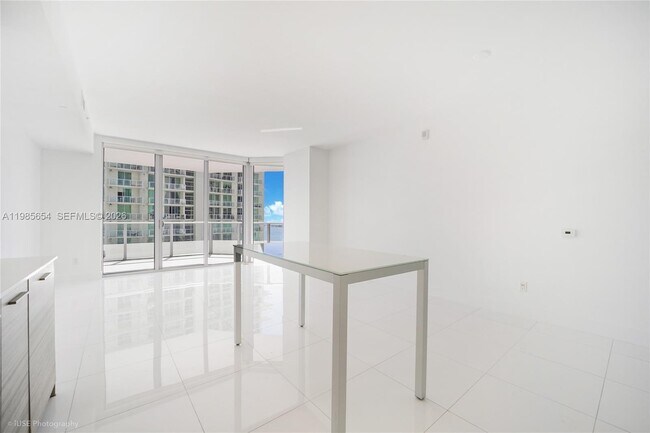 Foto del edificio - 1300 Brickell Bay Dr