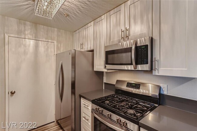 Building Photo - 950 Seven Hills Dr