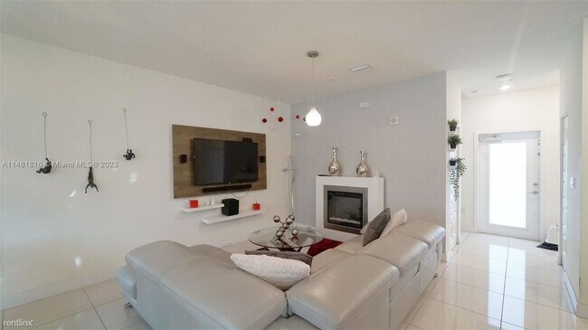 Building Photo - 3 br, 2.5 bath House - 4740 NW 84th Ct Uni...