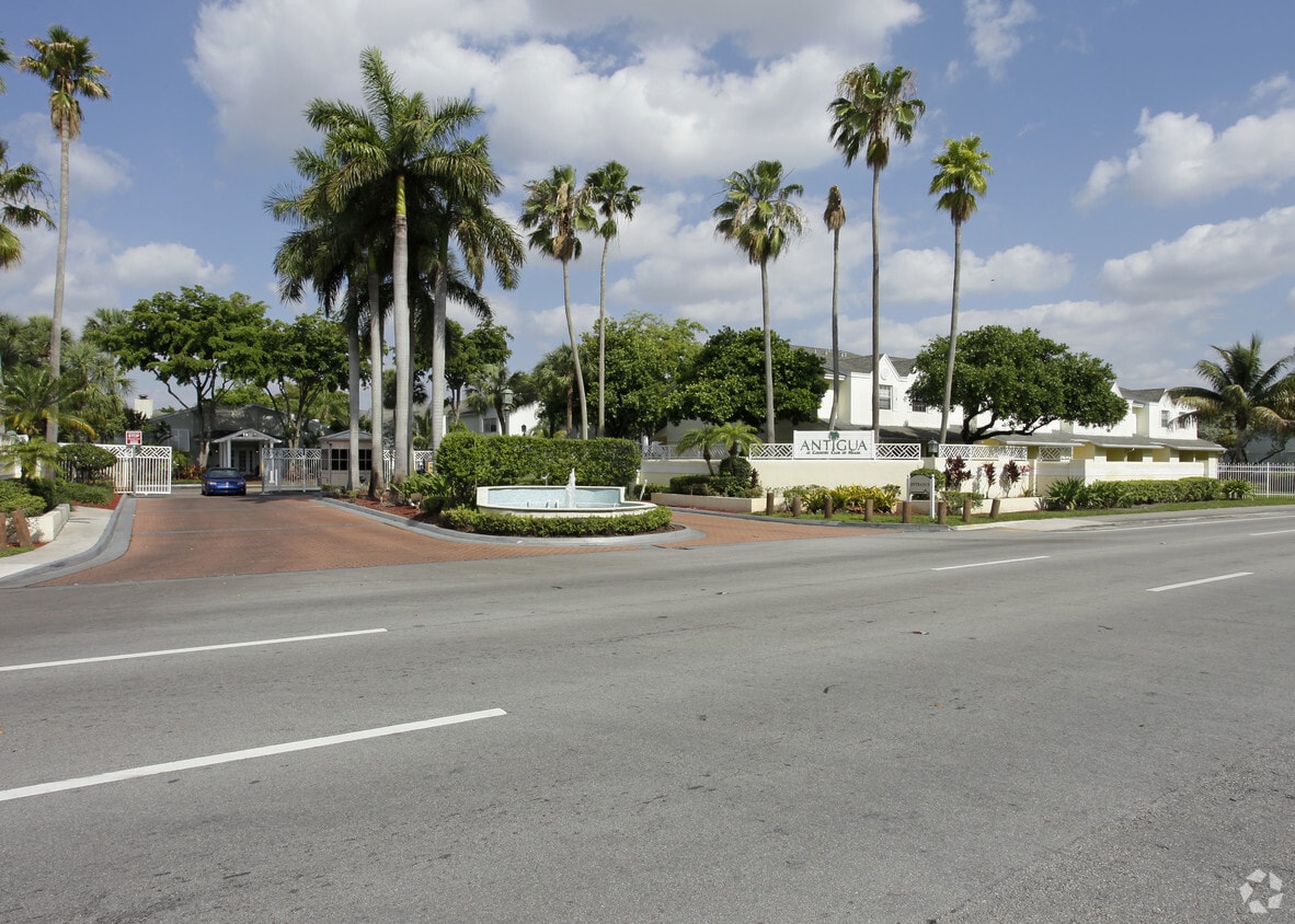 Antigua at Country Club of Miami Apartments in Hialeah, FL
