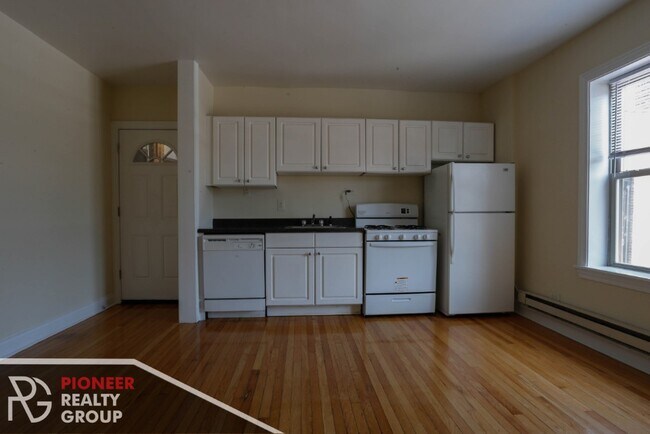 Building Photo - Renovated studio in Lincoln Park