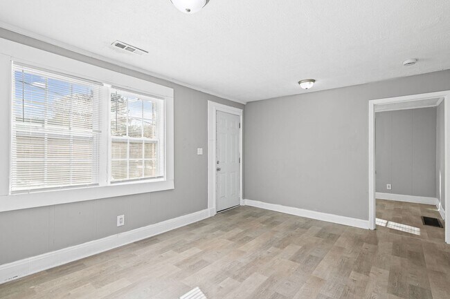 Foto del edificio - 1971 Detriot Avenue - For Rent $2000.00 3 bedrooms, 2 baths Off street parking