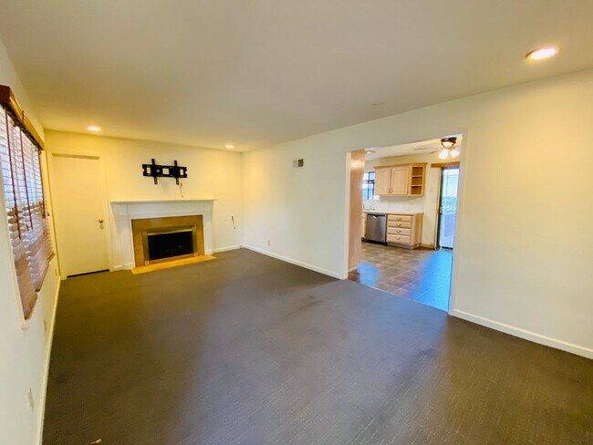 Foto del edificio - {5639} Spacious Ranch + Two Separate Living Quarters + Fenced Yard!