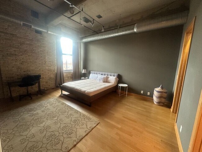 Foto del edificio - 239 E Chicago St