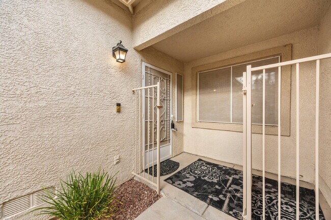Foto del edificio - Charming and spacious single-story townhome nestled within a gated community in the desirable Nor...