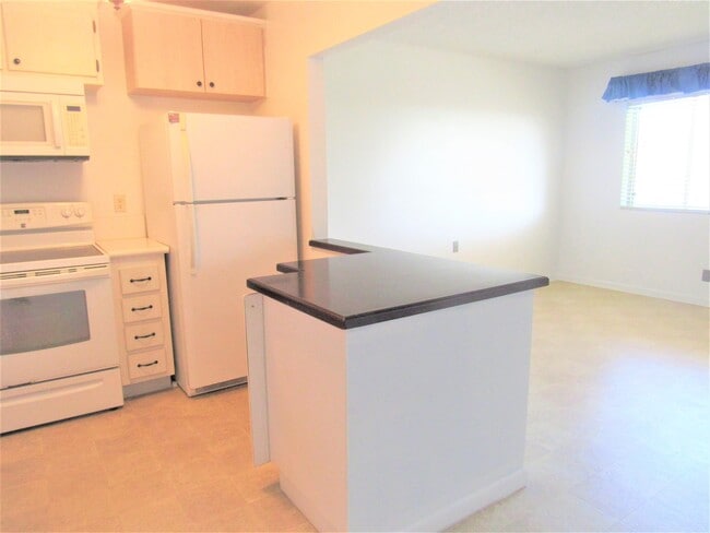 Building Photo - 600 Village Green Ct
