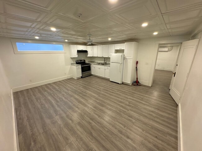 Building Photo - Spacious 1 Bedroom  Apartment