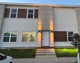 Building Photo - 901 E Yuma Ave