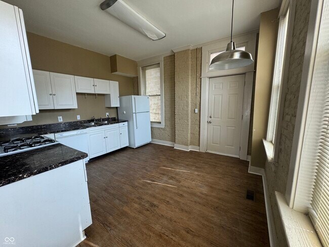 Building Photo - 701 Stevens St