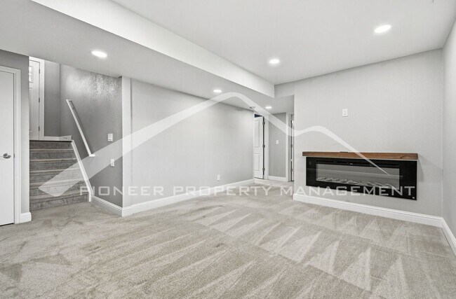 Building Photo - Stunning Home with Fenced Yard and Central AC