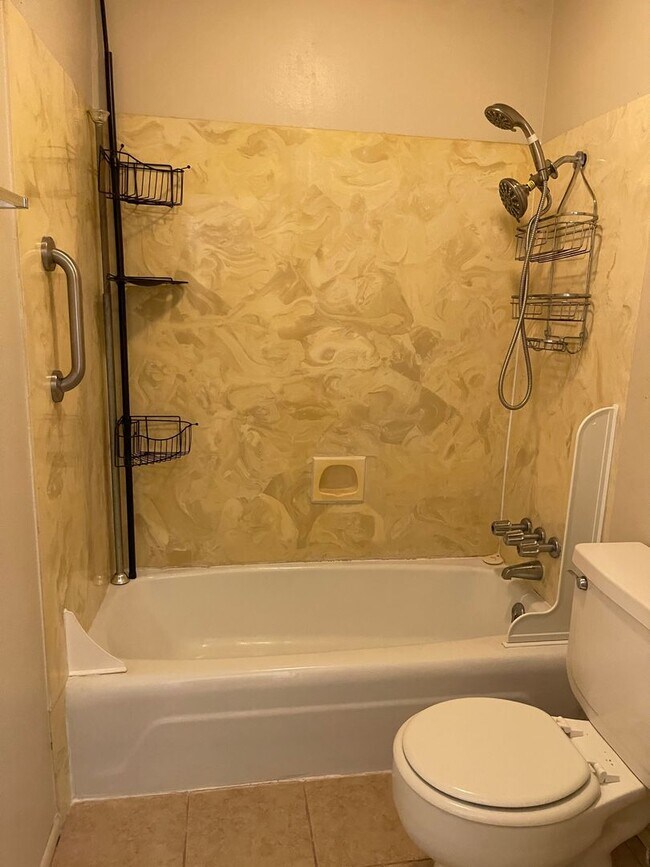 Foto del edificio - Introducing a 2-bedroom, 1.5-bathroom condo that offers the perfect blend of comfort and convenie...