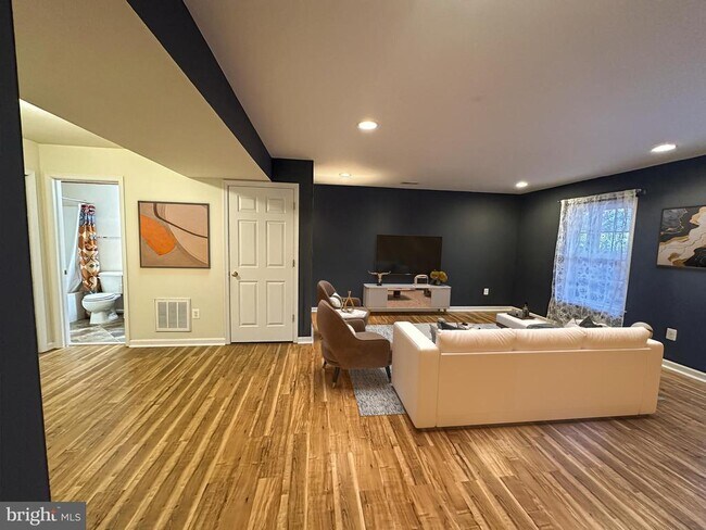 Building Photo - 105 Breakers Edge Ct